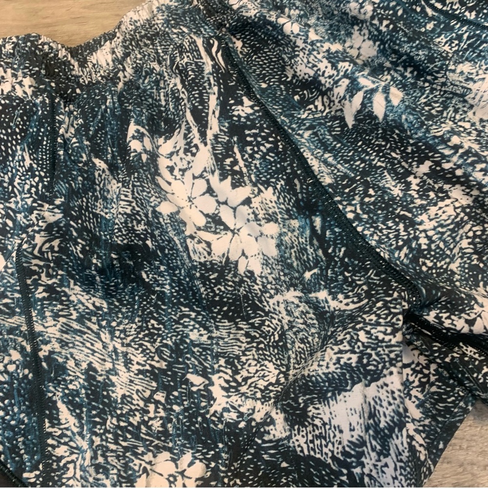 Lululemon Hotty Hot Shorts ll Tall Wildwood White Multi Teal - Picture 7 of 10